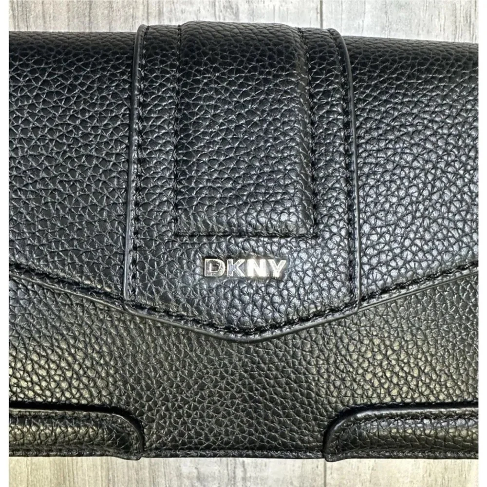 NWT,DKNY Maxxe crossbody /shoulder  Bag Style R423AE78‎ (Black/Gold)